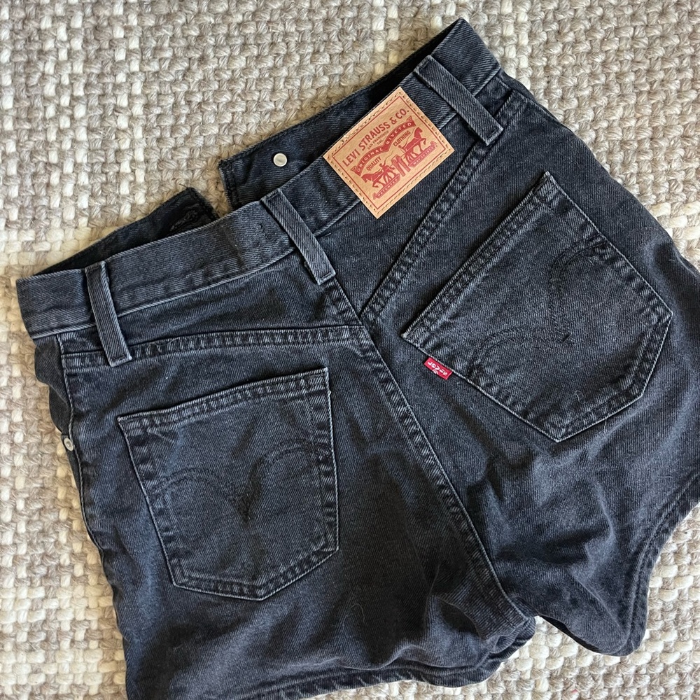 Levi Black Shorts